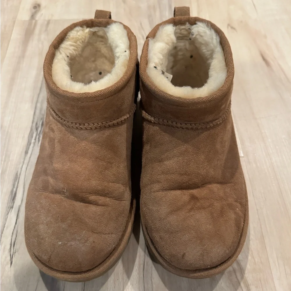 Cozy Tan Kids UGGS - size 4 - Picture 1 of 5